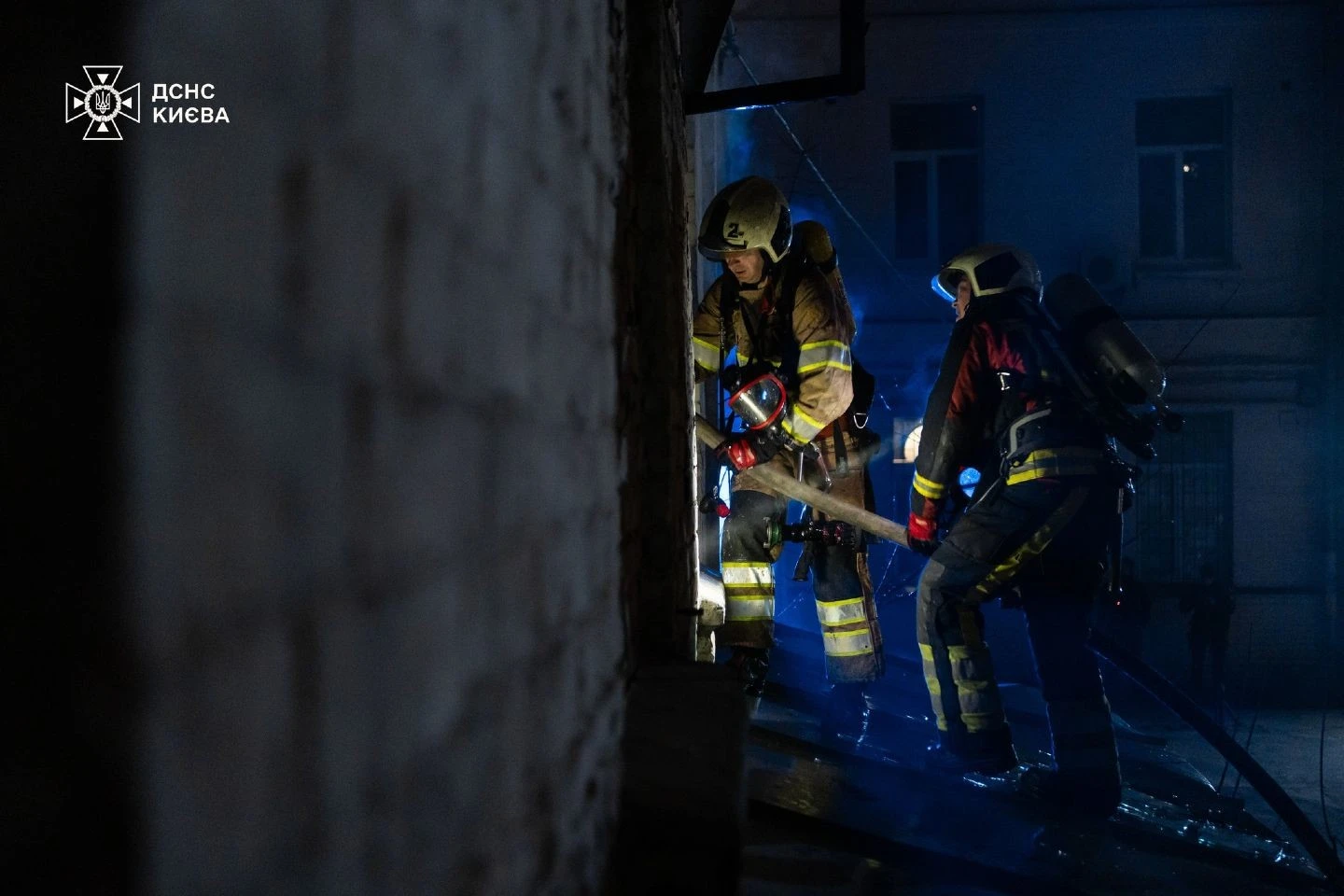 У Києві загорілася відселена будівля: вогонь погасили без жертв