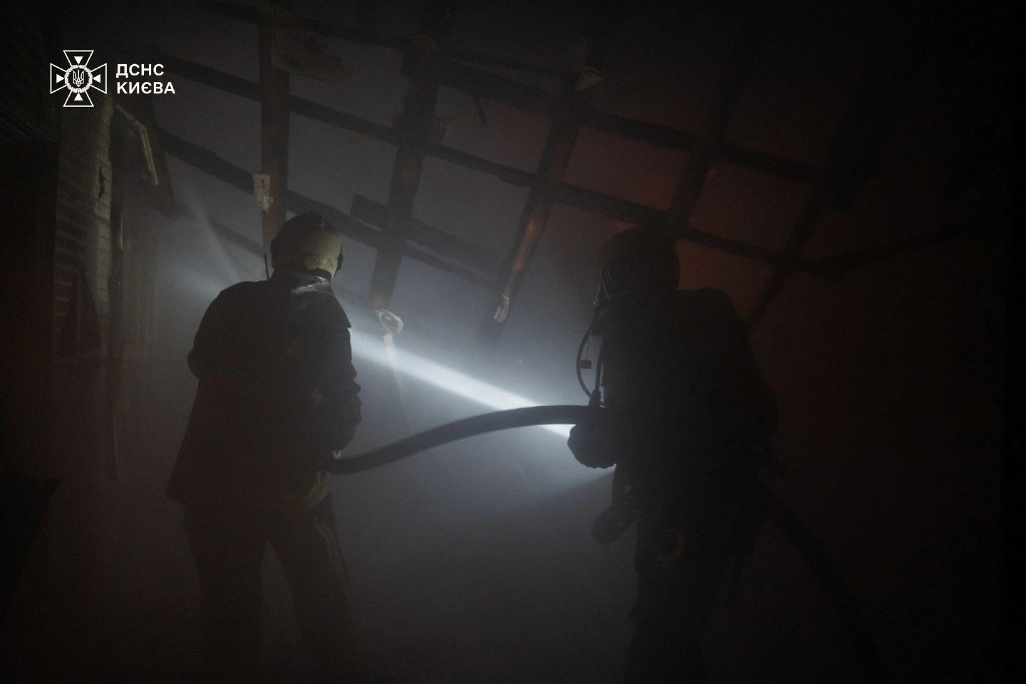 У Києві загорілася відселена будівля: вогонь погасили без жертв