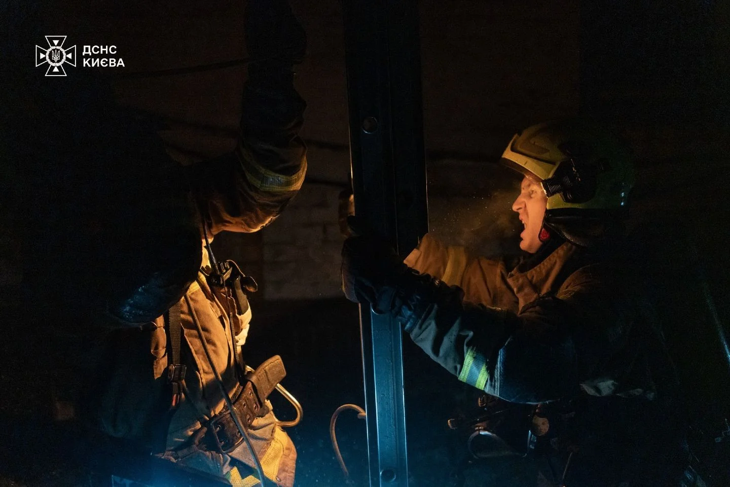 У Києві загорілася відселена будівля: вогонь погасили без жертв