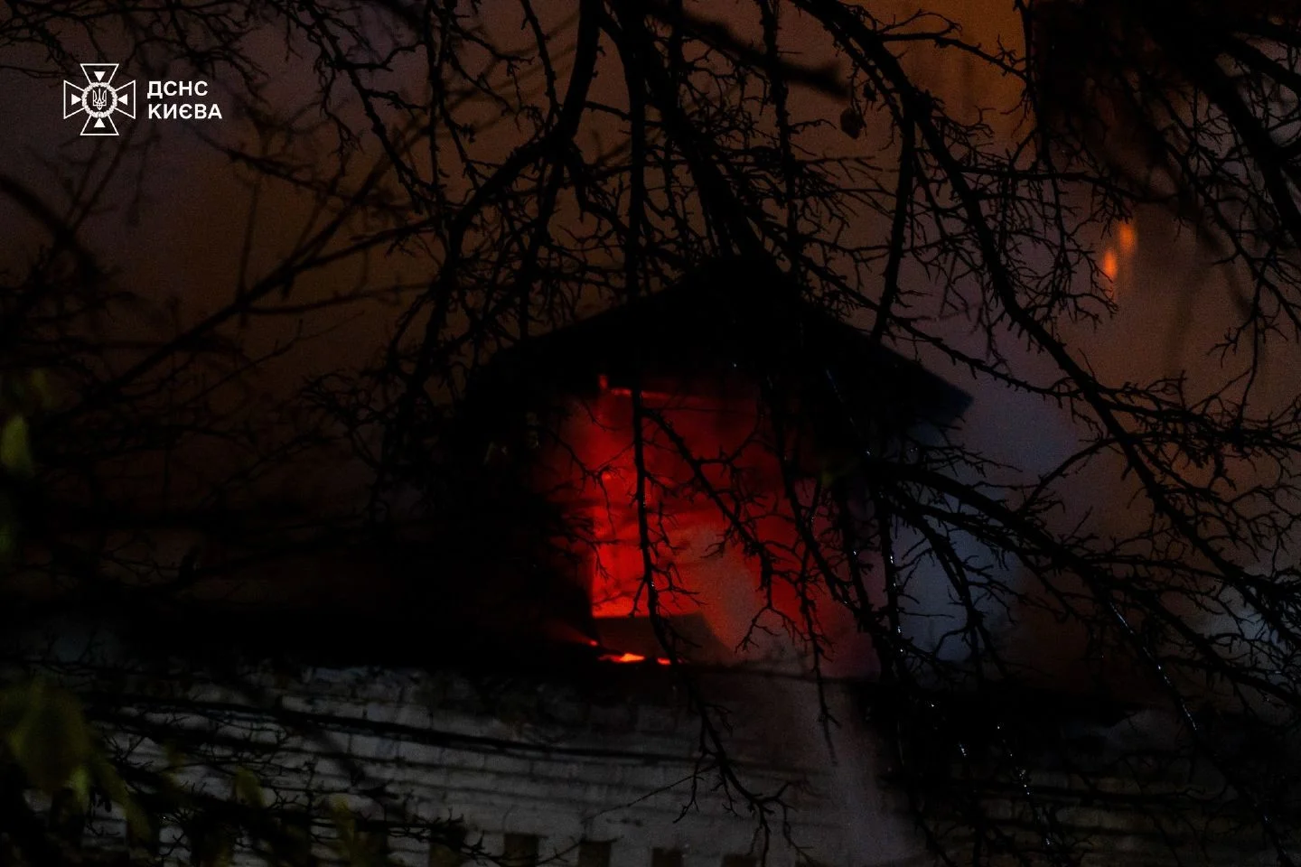 У Києві загорілася відселена будівля: вогонь погасили без жертв