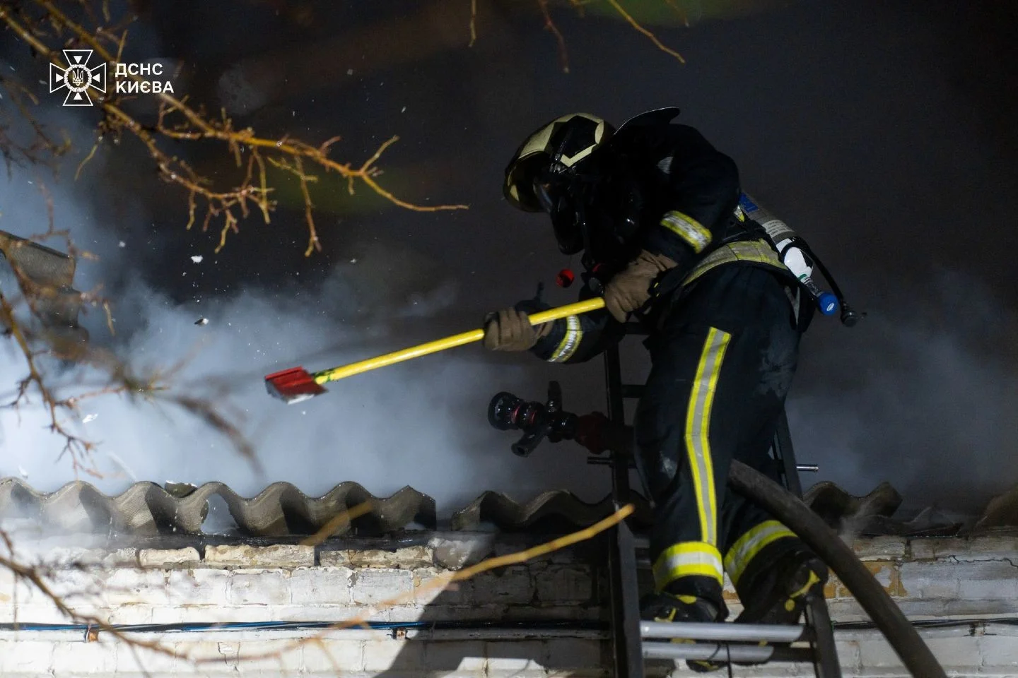 У Києві загорілася відселена будівля: вогонь погасили без жертв