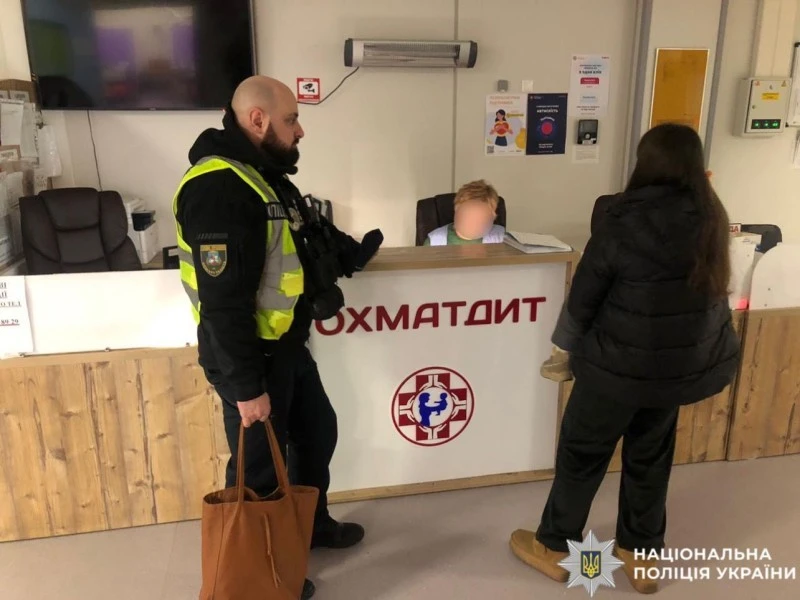 Нічна поїздка під сиренами: поліцейські доправили малюка до «Охматдиту»