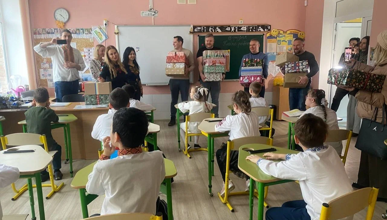Баварські школярі передали київським дітям 2180 новорічних подарунків