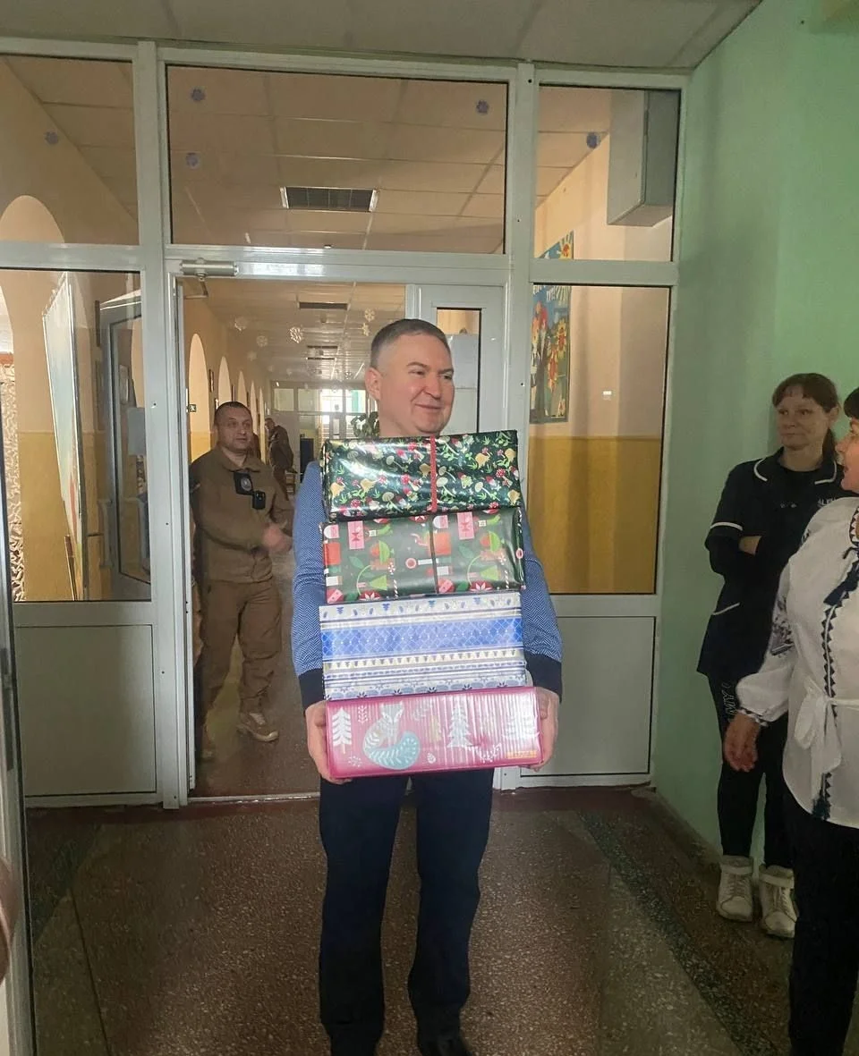 Баварські школярі передали київським дітям 2180 новорічних подарунків