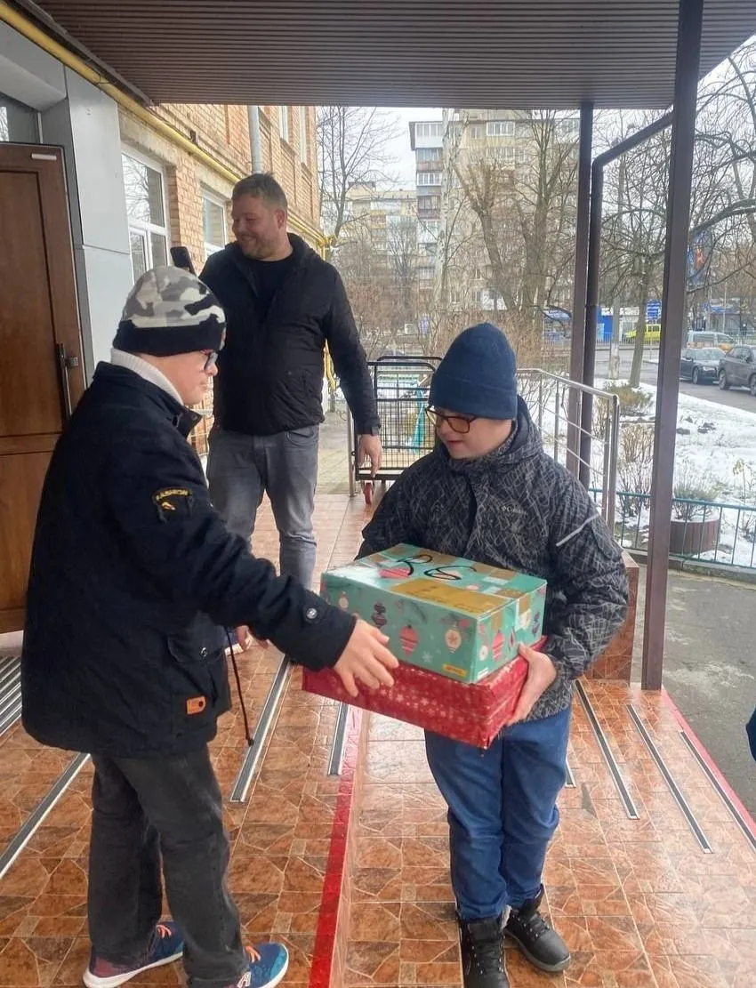 Баварські школярі передали київським дітям 2180 новорічних подарунків