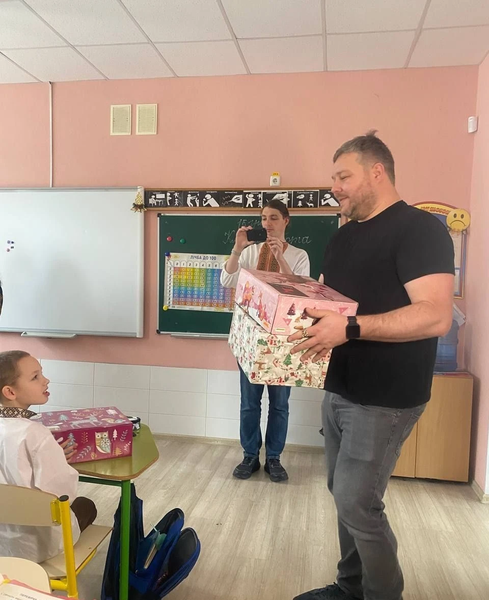 Баварські школярі передали київським дітям 2180 новорічних подарунків