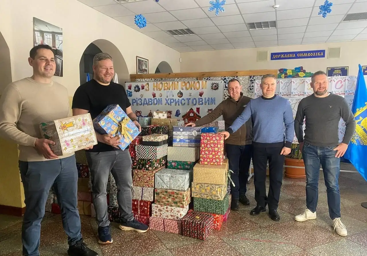 Баварські школярі передали київським дітям 2180 новорічних подарунків