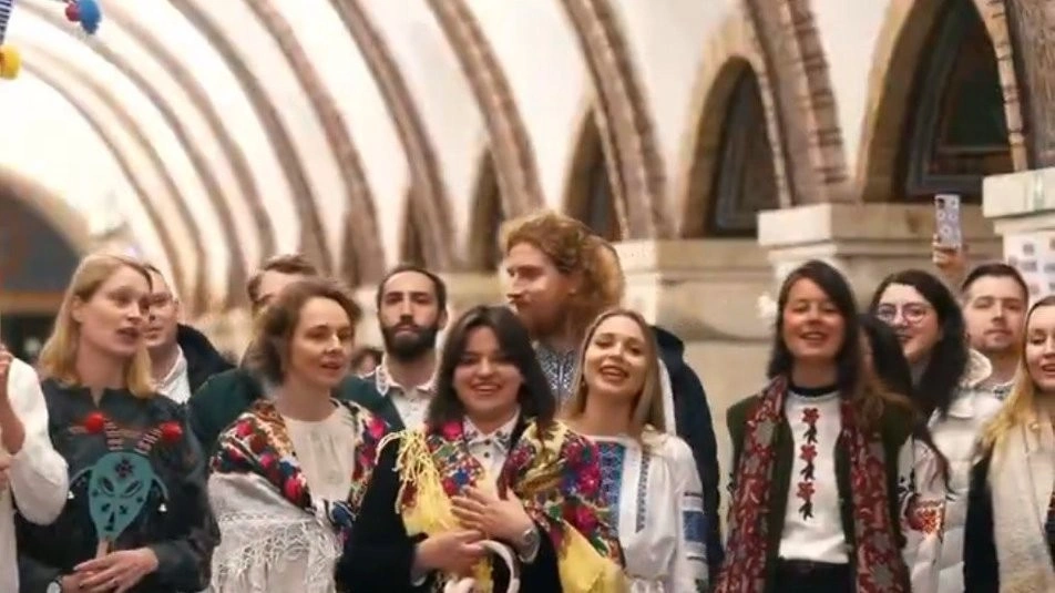 Посольства Німеччини, Британії та Франції заспівали “Щедрика” в київському метро