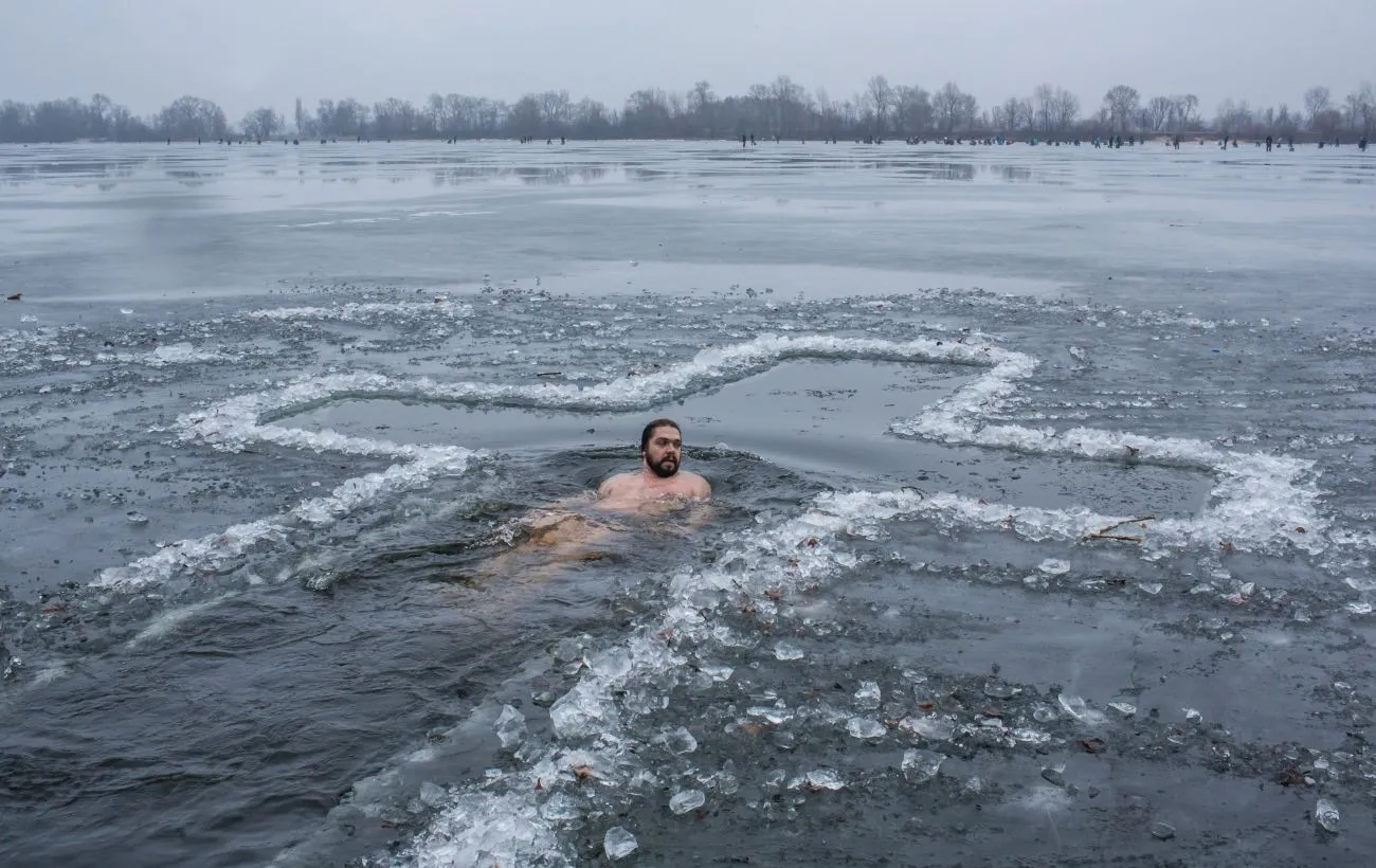 Водохреще у Києві: де безпечно пірнути у крижану воду
