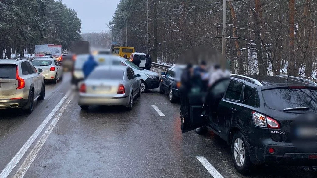 Ранковий колапс на Дніпроводській: у ланцюговій аварії зійшлися 13 машин