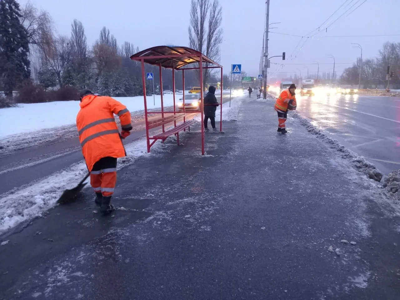 Київ зустрів негоду повною готовністю: на вулицях працюють сотні машин і бригад