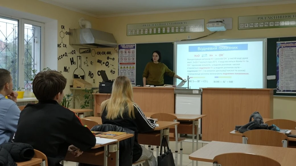 Столичні школи повертаються до занять у змішаному форматі з 12 січня