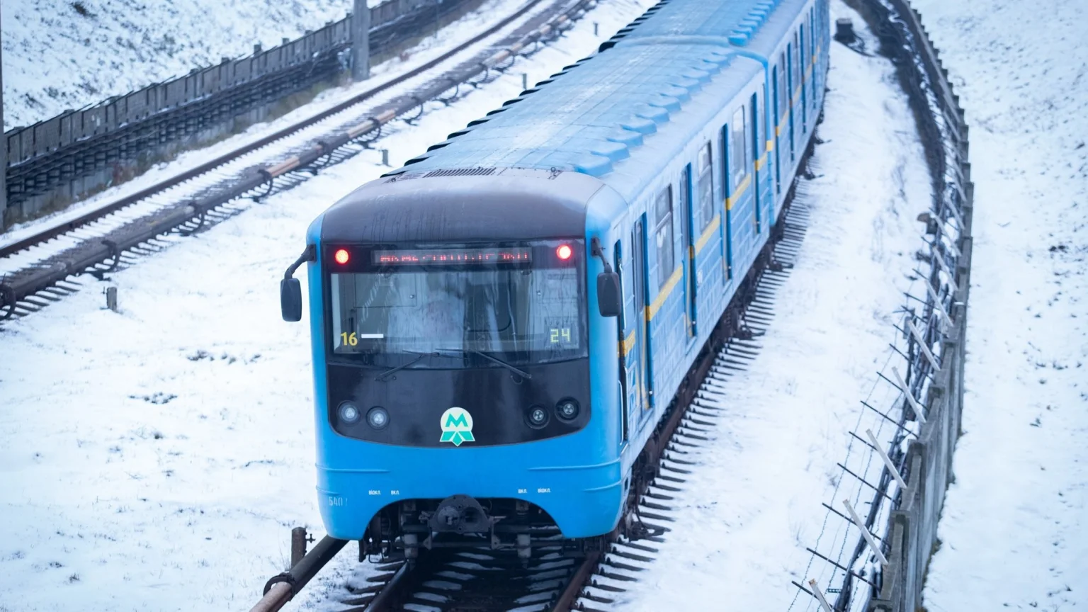 Київ після ночі обстрілів: метро відновлює роботу, місто оговтується від удару