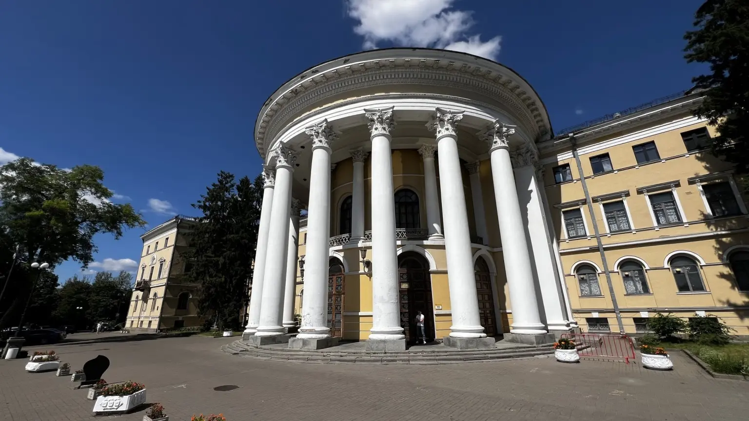 Прокуратура вимагає повернути Жовтневий палац державі