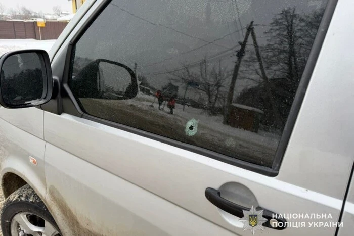 На Львівщині водій відкрив вогонь по мікроавтобусу військкомату