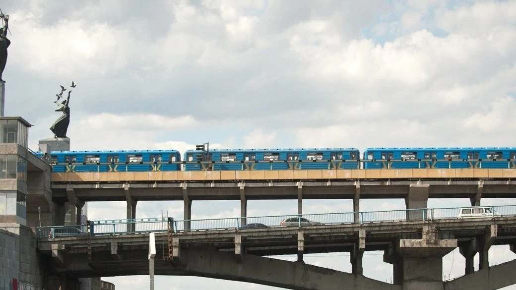 Столичний метрополітен відновлює звичний графік після ранкових обмежень