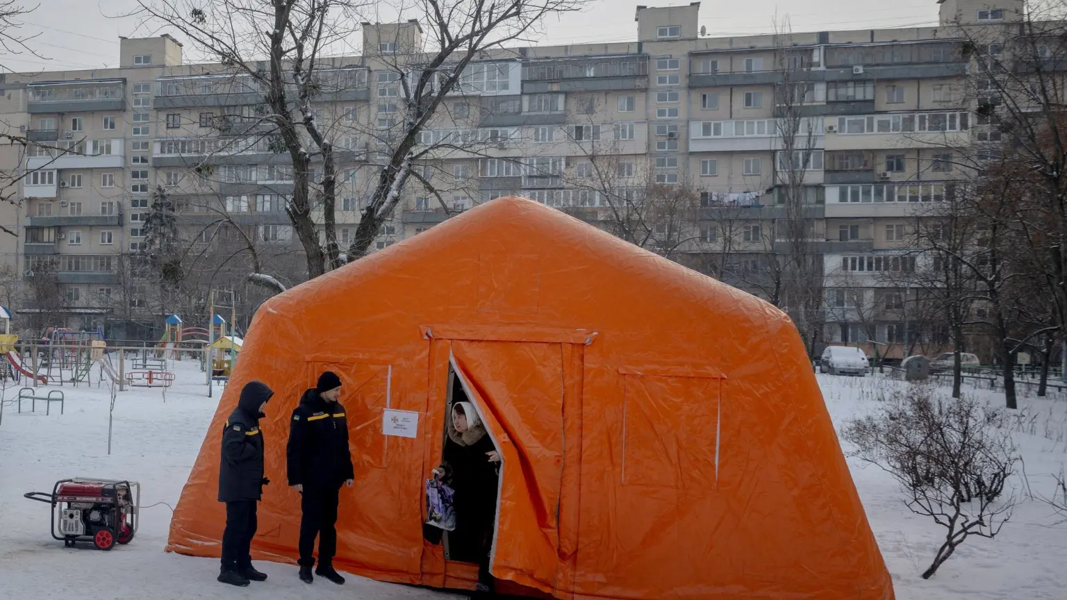 Наслідки ракетної атаки: комунальники третю добу повертають тепло у київські багатоповерхівки