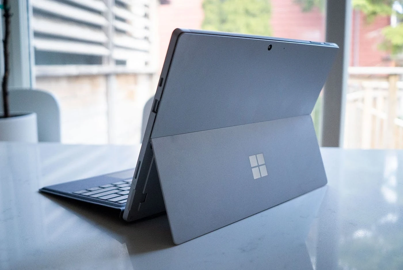 Битва адаптерів: як Microsoft розвіяла старий міф про «цеглини» для Windows-ноутбуків