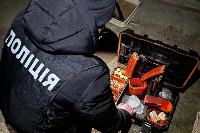 Арсенал у гаражі: на Київщині викрили торговців трофейним озброєнням