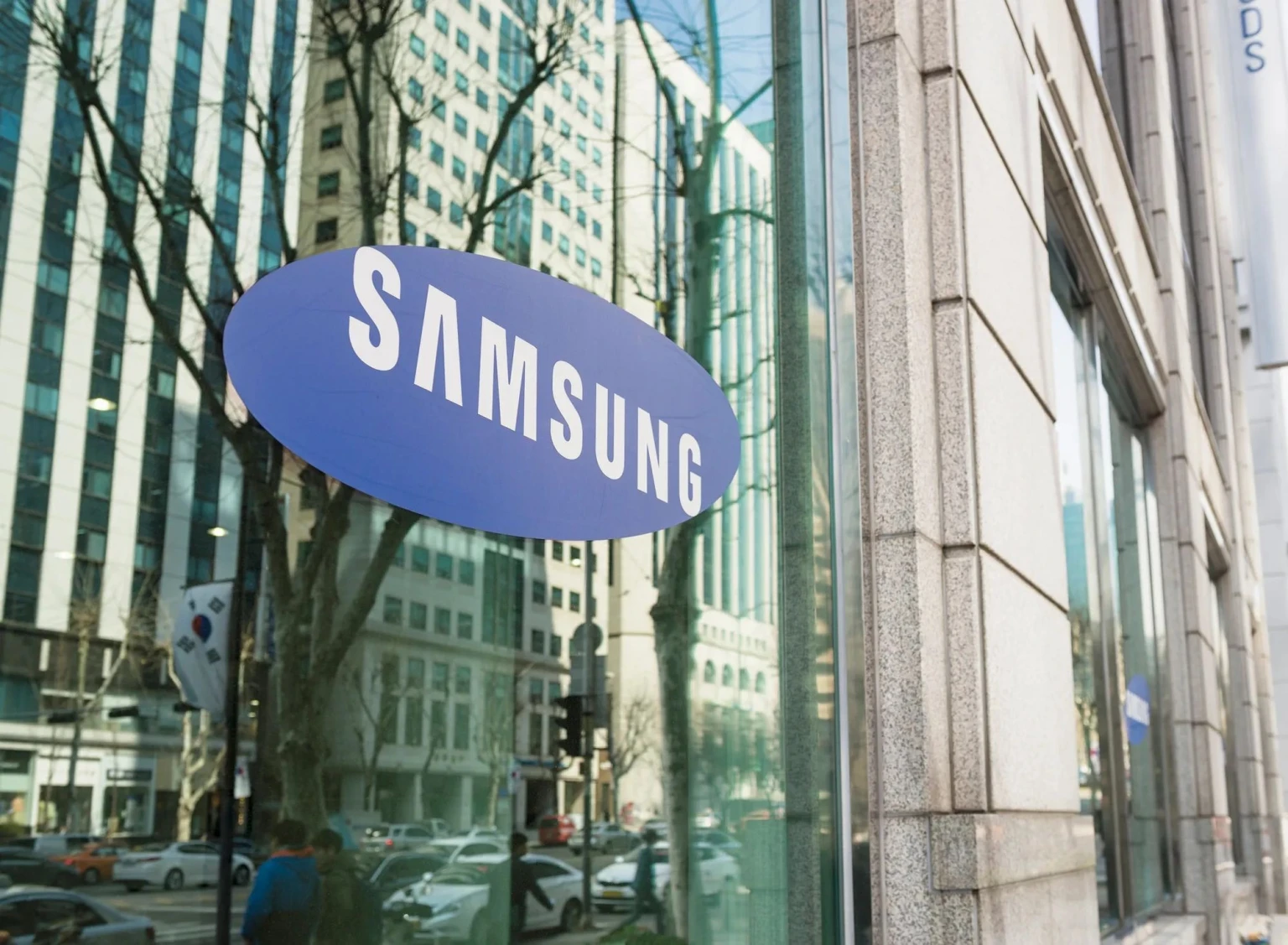 Samsung замінить людей на заводах ШІ-агентами та гуманоїдами до 2030 року