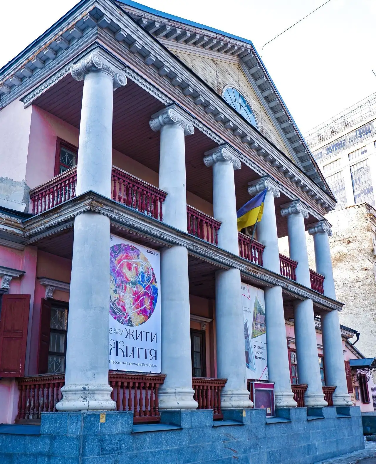 Квіти крізь вогонь: у Києві відкрилася виставка Лесі Бабляк про трансформацію під час війни