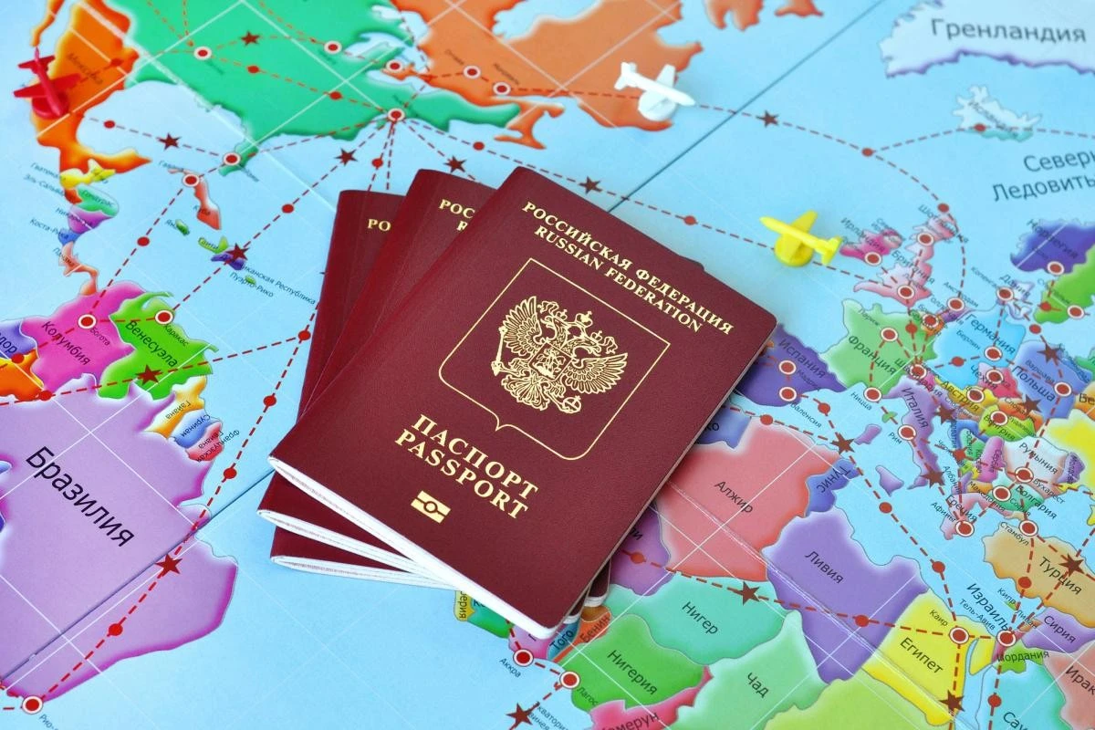 Паспортна блокада: у великих містах РФ зупинилася видача документів для виїзду за кордон