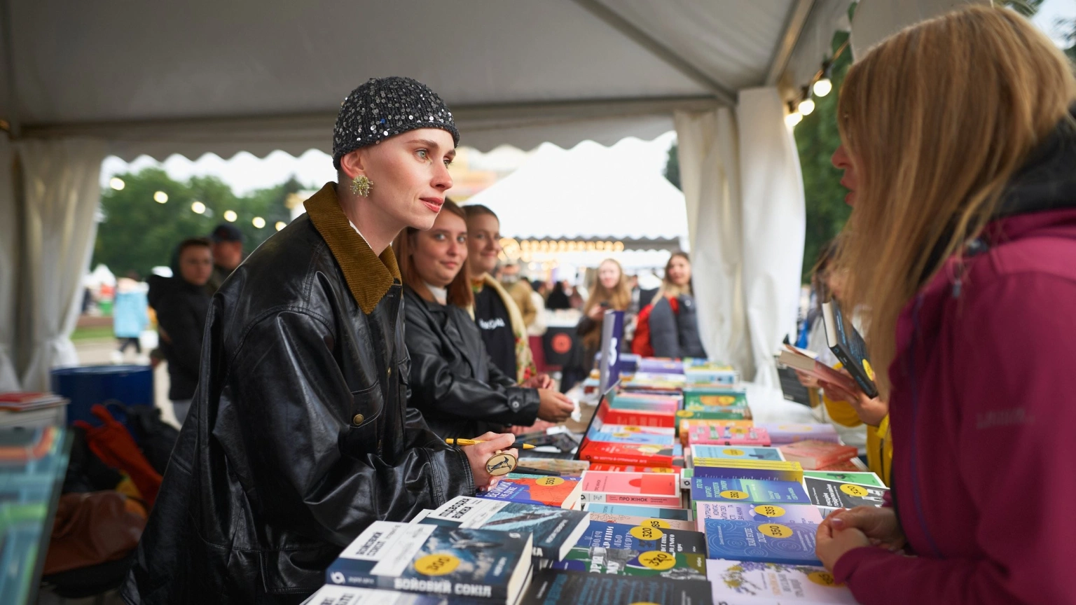 Книжковий фестиваль на ВДНГ: як література допомагає фронту та селам