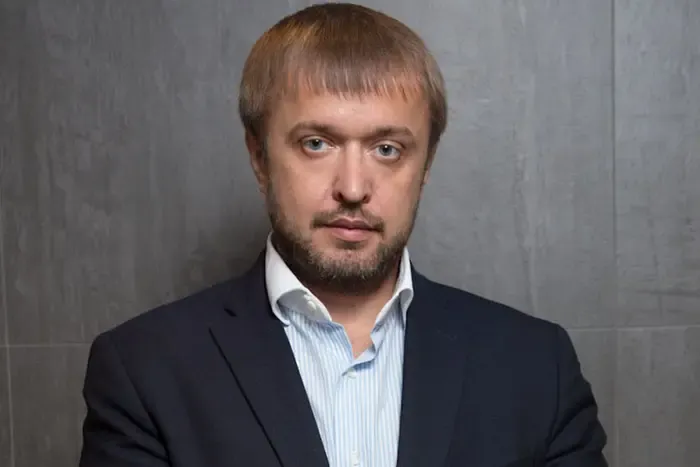Махінації на 140 мільйонів: колишній хмельницький депутат ховається в Еміратах
