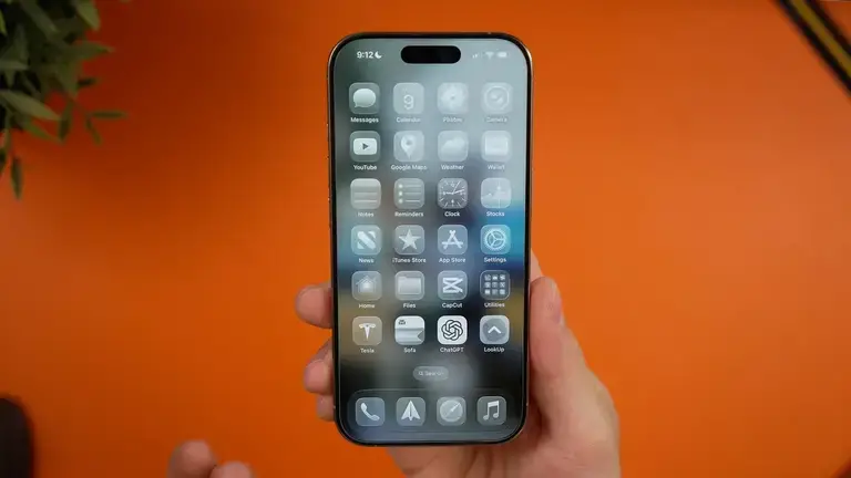 Четверта бета-версія iOS 27 принесла оновлення Siri та натяки на складаний гаджет